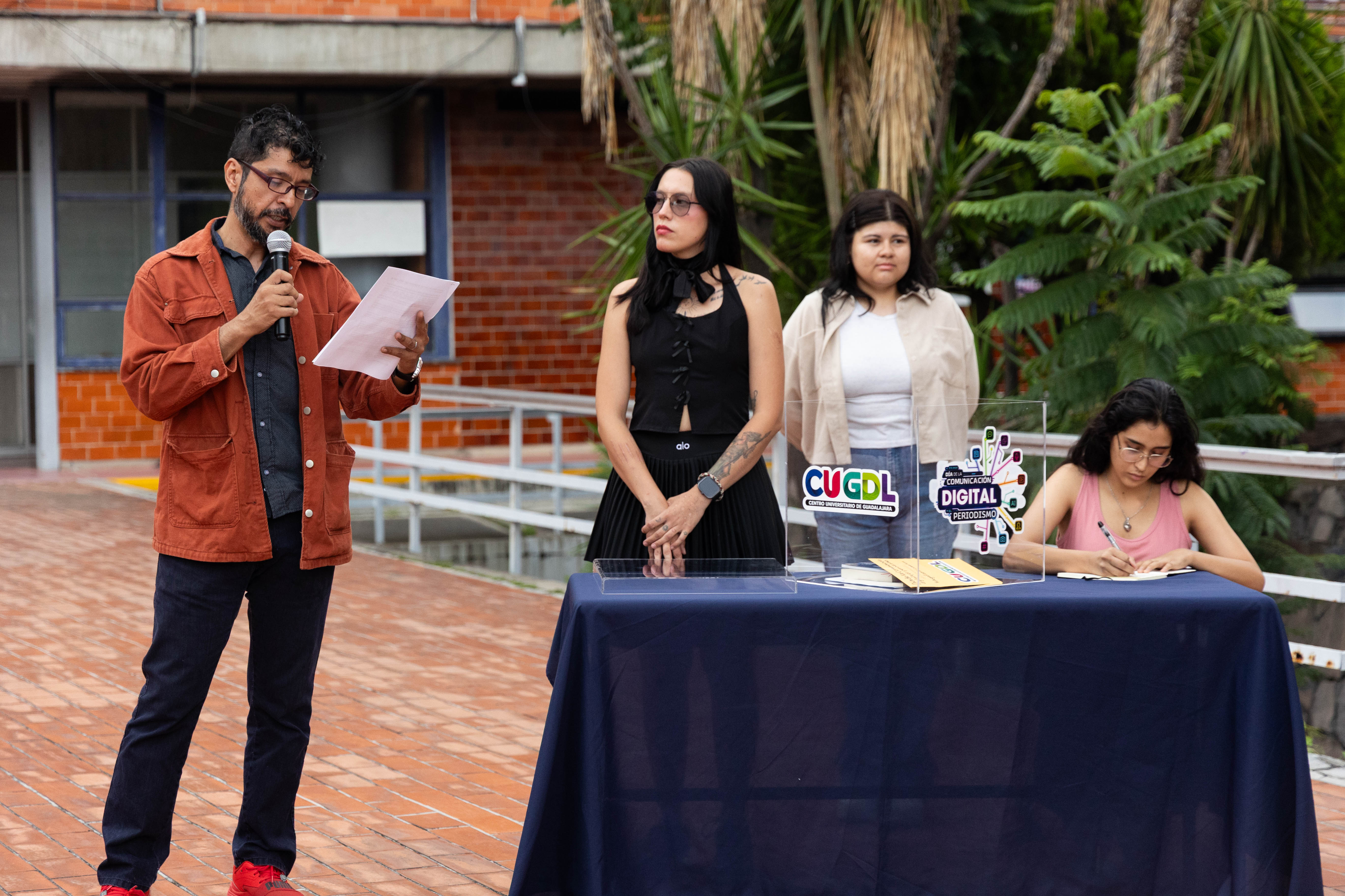 Crea CUGDL cápsula del tiempo para preservar la memoria del periodismo actual