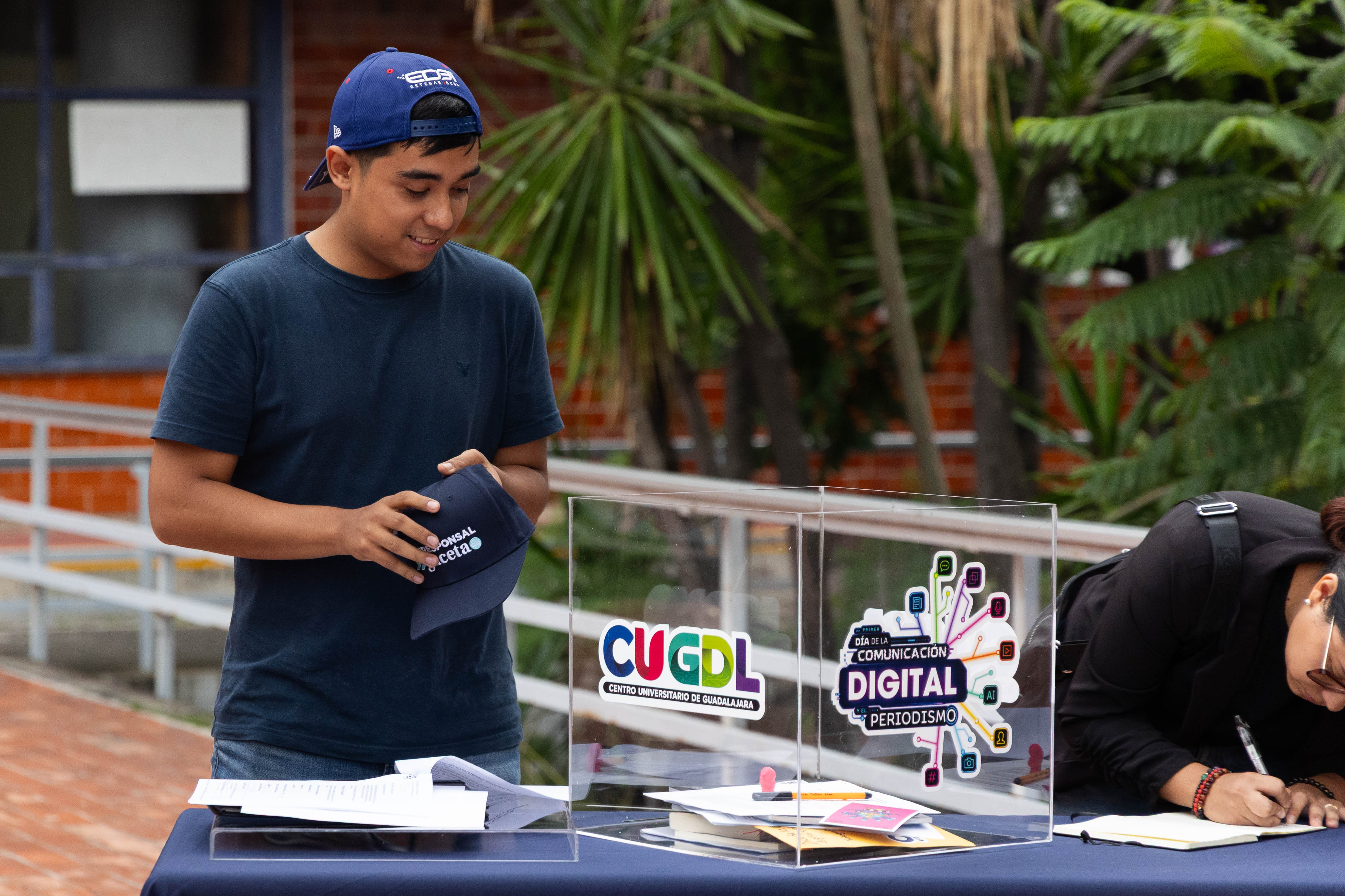 Crea CUGDL cápsula del tiempo para preservar la memoria del periodismo actual