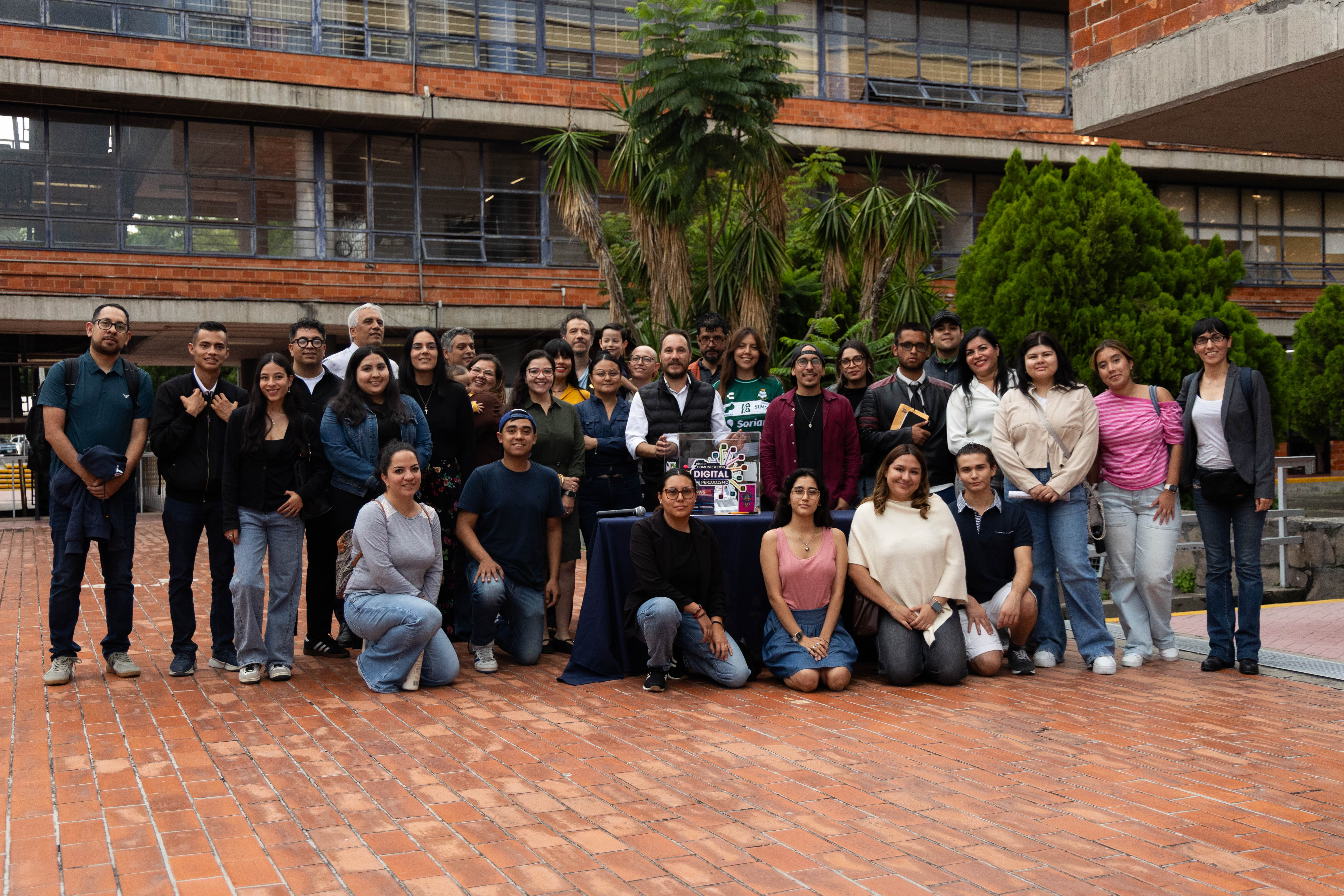 Crea CUGDL cápsula del tiempo para preservar la memoria del periodismo actual
