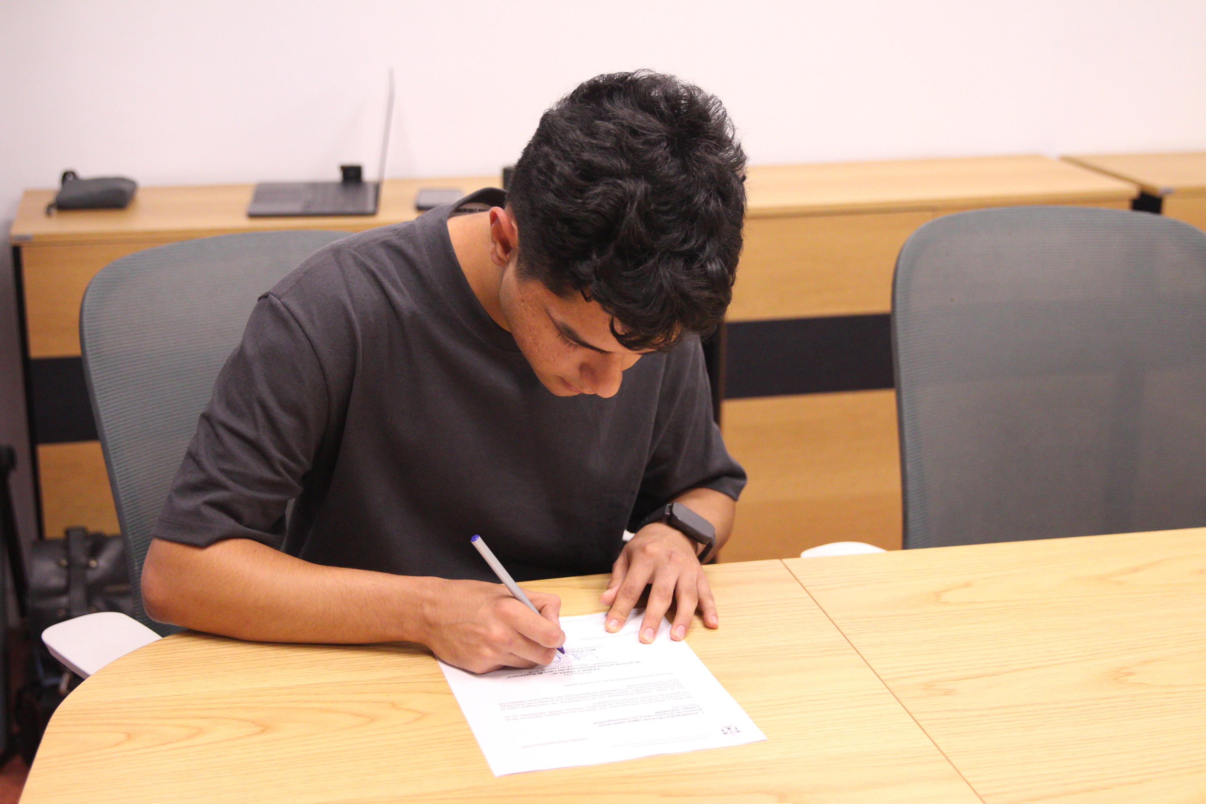CUGDL otorga becas de apoyo económico a estudiantes sobresalientes