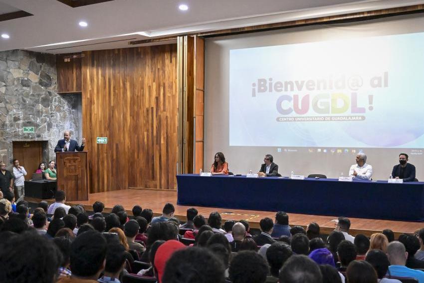 Abre sus puertas el CUGDL y recibe a los primeros 600 alumnos en su historia