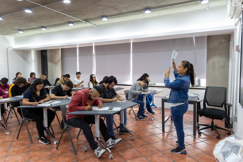 Asisten 837 aspirantes al CUGDL para presentar su examen de admisión UdeG