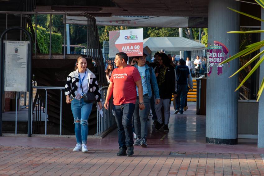 Asisten 837 aspirantes al CUGDL para presentar su examen de admisión UdeG