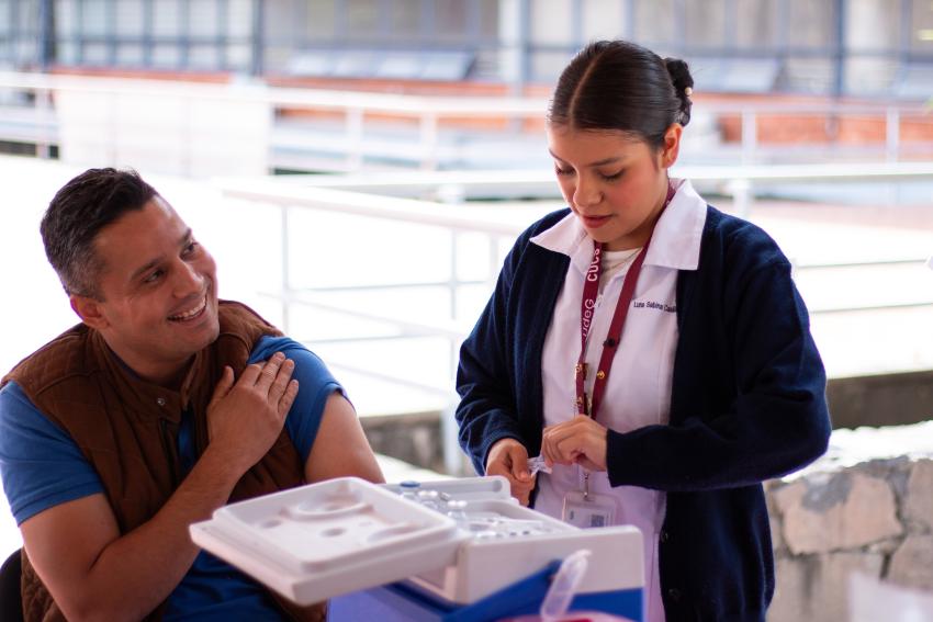 La campaña de vacunación se llevó a cabo el martes 19 y miércoles 20 de noviembre en el Centro Universitario de Guadalajara (CUGDL) con la aplicación de vacunas contra la Influenza estacional, Neumococo, Hepatitis B y Tétanos.