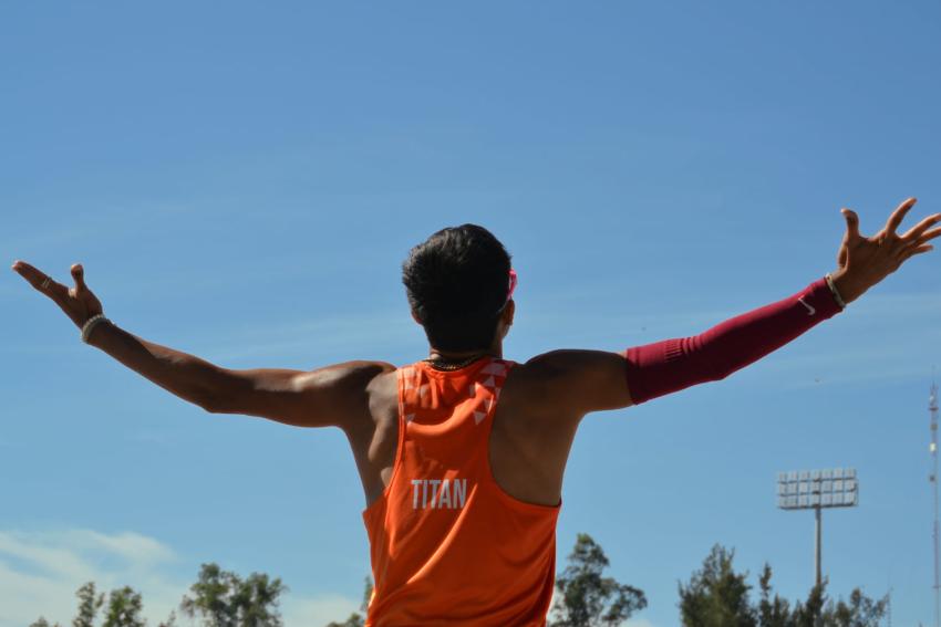 El estudiante que corre contra el reloj: Antown Ezau, orgullo del CUGDL y del atletismo nacional