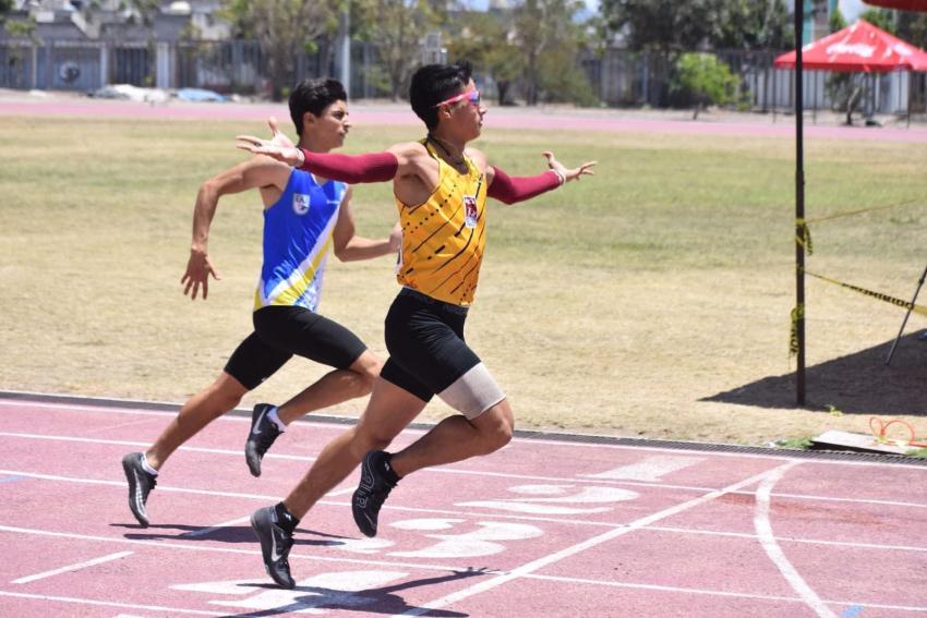 El estudiante que corre contra el reloj: Antown Ezau, orgullo del CUGDL y del atletismo nacional