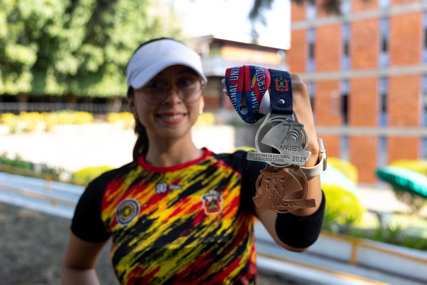 Orgullo CUGDL: Cynthia Gutiérrez conquista plata y bronce en pádel durante la Universiada Nacional 2025