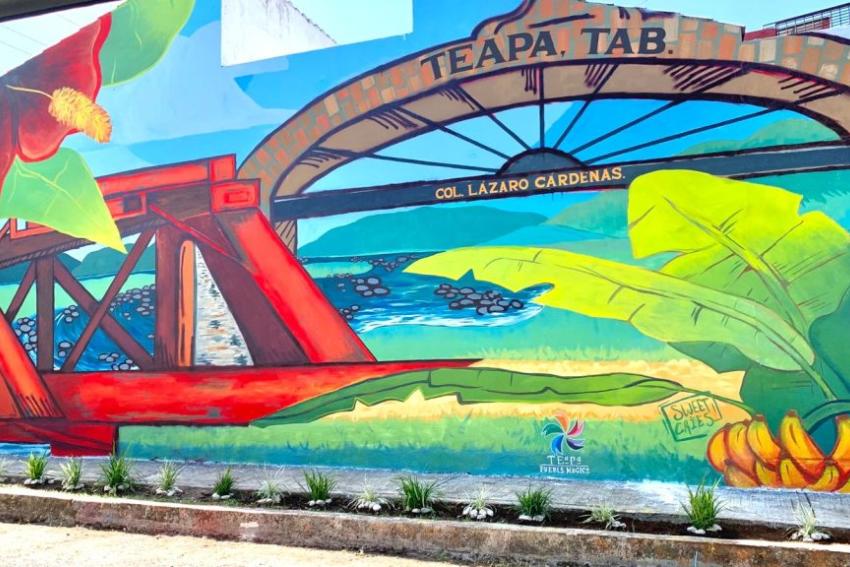 El color de la nostalgia: Elena Ochoa plasma la memoria de su pueblo en un mural