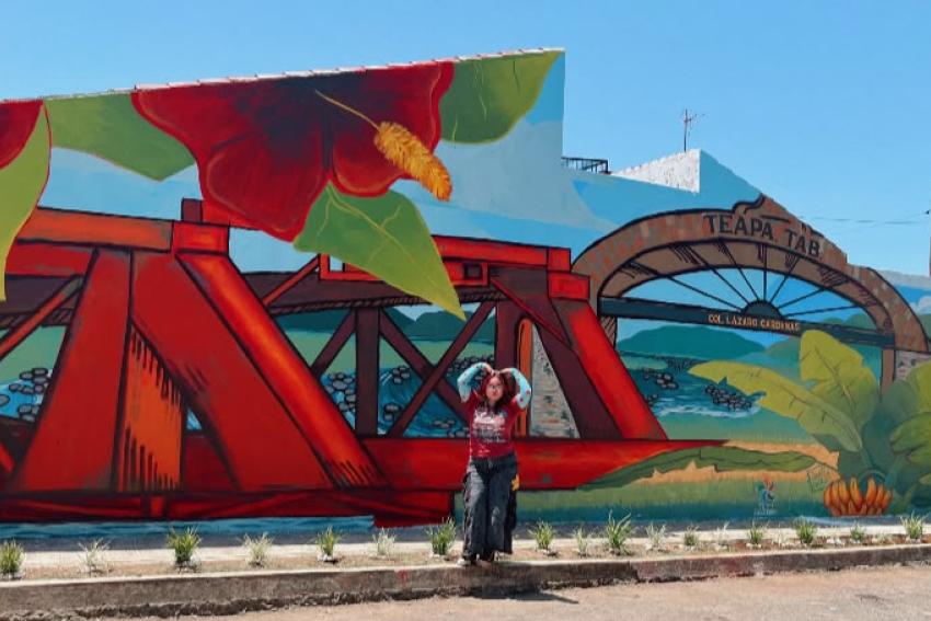 El color de la nostalgia: Elena Ochoa plasma la memoria de su pueblo en un mural