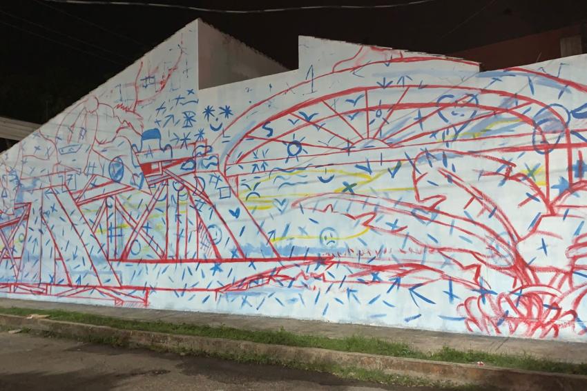 El color de la nostalgia: Elena Ochoa plasma la memoria de su pueblo en un mural