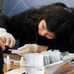 La Feria Salud con Orgullo fortalece la cultura de salud sexual en el CUGDL