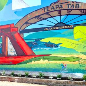 El color de la nostalgia: Elena Ochoa plasma la memoria de su pueblo en un mural