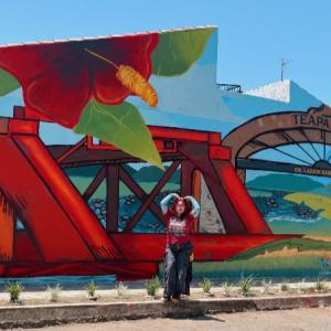 El color de la nostalgia: Elena Ochoa plasma la memoria de su pueblo en un mural